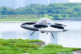 Xem đĩa bay có người lái đầu tiên cất cánh