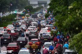 Sáng đầu tuần, người Hà Nội đội mưa rét trong cảnh ùn tắc 