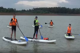 Video: Tự tay chèo thuyền khám phá hồ Trị An