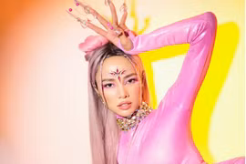 Gái xinh gây sốt với clip nhảy dưới mưa đêm khuya 