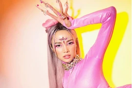 Gái xinh gây sốt với clip nhảy dưới mưa đêm khuya 