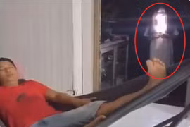 Người đàn ông bị đánh thức, giật thót tim khi nhìn ra phía cửa