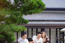 Mạnh Trường mạnh tay 'tậu' xế hộp tiền tỷ tặng bà xã