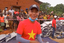 Lùm xùm với Hằng Du Mục, netizen thích Quang Linh Vlogs thời dân dã