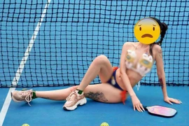 Mặc bikini 2 mảnh trên sân pickleball câu view bẩn, phản cảm khủng khiếp
