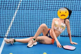 Mặc bikini 2 mảnh trên sân pickleball câu view bẩn, phản cảm khủng khiếp