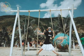 Nghĩ ra độc chiêu đi du lịch biển, cô gái Quy Nhơn khiến nhiều người "ngã ngửa"