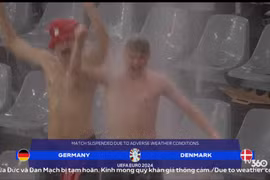 Bên lề EURO 2024: CĐV Đan Mạch tắm mưa, kỳ quan thác nước tái xuất
