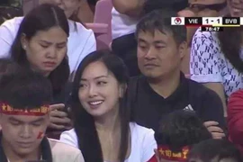 Lọt vào ống kính của cameraman, nhan sắc vợ Hà Đức Chinh ra sao?