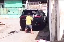 Ô tô đỗ chắn cửa, chủ nhà đập vỡ kính gây bức xúc