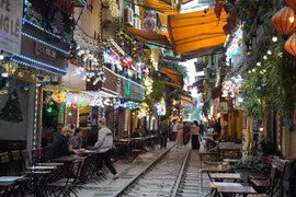 “Khu cà phê đường tàu” vẫn tấp nập bất chấp lệnh cấm