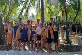 Ông nội U90 sành điệu, "chơi lớn" bao cả gia đình đi Nha Trang