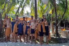 Ông nội U90 sành điệu, "chơi lớn" bao cả gia đình đi Nha Trang