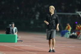 HLV U22 Campuchia gây choáng với trang phục lạ ngày mở màn SEA Games 32