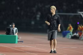 HLV U22 Campuchia gây choáng với trang phục lạ ngày mở màn SEA Games 32