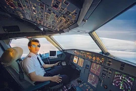 Danh tính cơ trưởng Việt kiều điển trai, nói được 5 ngoại ngữ