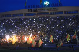 Độc lạ V-League: Loạt trận đấu gián đoạn vì sự cố mất điện