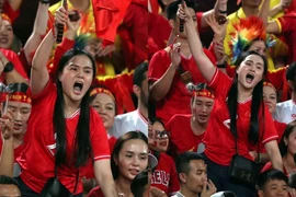 Lộ ảnh vợ Duy Mạnh cổ vũ ĐT Việt Nam "bằng cả tính mạng"