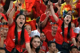 Lộ ảnh vợ Duy Mạnh cổ vũ ĐT Việt Nam "bằng cả tính mạng"