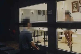 Cà phê hẹn hò gương một chiều từng bị phản đối tại Nhật Bản