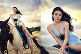 Hot girl RMIT cưỡi ngựa diện váy mỏng manh xẻ táo bạo