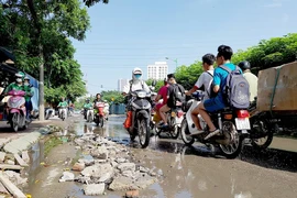 Hà Nội: Dân chật vật với con đường “không mưa cũng ngập”