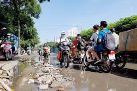 Hà Nội: Dân chật vật với con đường “không mưa cũng ngập”