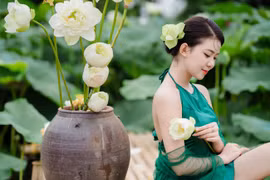 Gái xinh Lạng Sơn e ấp bên ao sen tựa tiên nữ hạ phàm