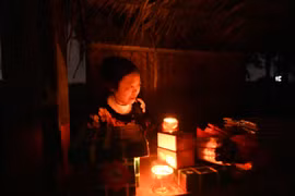 Phiên chợ Âm Dương “ma mị”, may mắn mới mua được thứ này