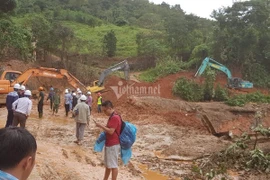 Xuyên đêm đào núi mở đường vào điểm sạt lở vùi lấp 22 cán bộ, chiến sĩ