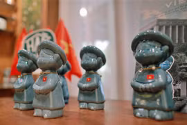 Giới trẻ Hà Nội xếp hàng săn tượng gốm “Cô bé Việt Nam"