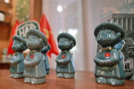 Giới trẻ Hà Nội xếp hàng săn tượng gốm “Cô bé Việt Nam"