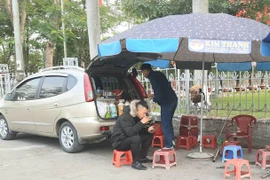 Mang ô tô đi bán trà đá, người đàn ông gây xôn xao