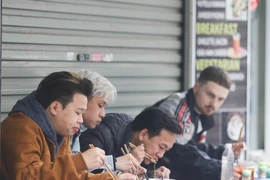 Hàng quán mùng 1 Tết Quý Mão 2023 đầy đủ mà khách vắng