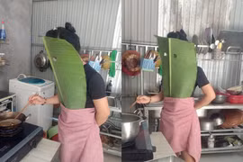 Vào bếp rán cá, người phụ nữ có màn bảo hộ kín người