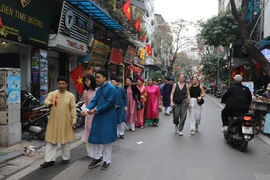 Trào lưu diện cổ phục chụp ảnh Tết ở Hà Nội gây sốt