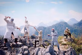 Diện áo chống nắng đi muôn nơi, hội bạn thân khiến netizen cười bò