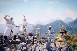 Diện áo chống nắng đi muôn nơi, hội bạn thân khiến netizen cười bò