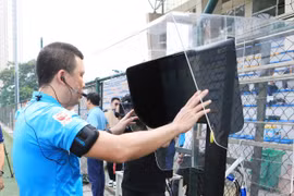Cận cảnh trọng tài Việt lần đầu học vận hành công nghệ VAR