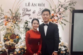 Dù đã về chung nhà, Lương Xuân Trường và vợ hiếm hoi flex tình cảm