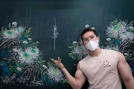 Biệt tài vẽ tranh bằng phấn sống động của thầy giáo cơ bắp