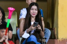 Bạn gái Đặng Văn Lâm xuất hiện trên khán đài, chiếm trọn spotlight