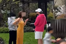 Hồn nhiên thay đồ nơi công cộng, gái xinh bị chỉ trích nặng nề