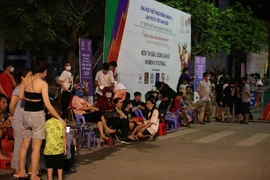 Yêu bóng đá như người Quảng Ninh, "xếp gạch" chờ nhận vé chung kết