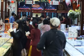 Cơ sở kinh doanh vàng tấp nập người mua trước ngày vía Thần Tài