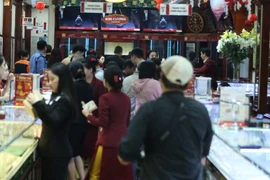 Người dân xếp hành mua vàng trước ngày vía Thần Tài