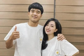 Nịnh vợ dẻo như Hà Đức Chinh, netizen cắp sách vở theo học