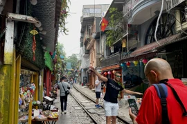 Yêu cầu không giới thiệu tour đến khu cà phê đường tàu ở Hà Nội