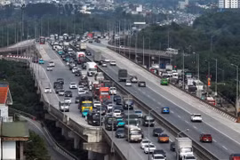 Người dân ùn ùn trở về Hà Nội sớm để tránh tắc đường