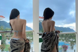 "Nóng" hơn cả thời tiết, nữ MC Mai Dora khoe lưng trần